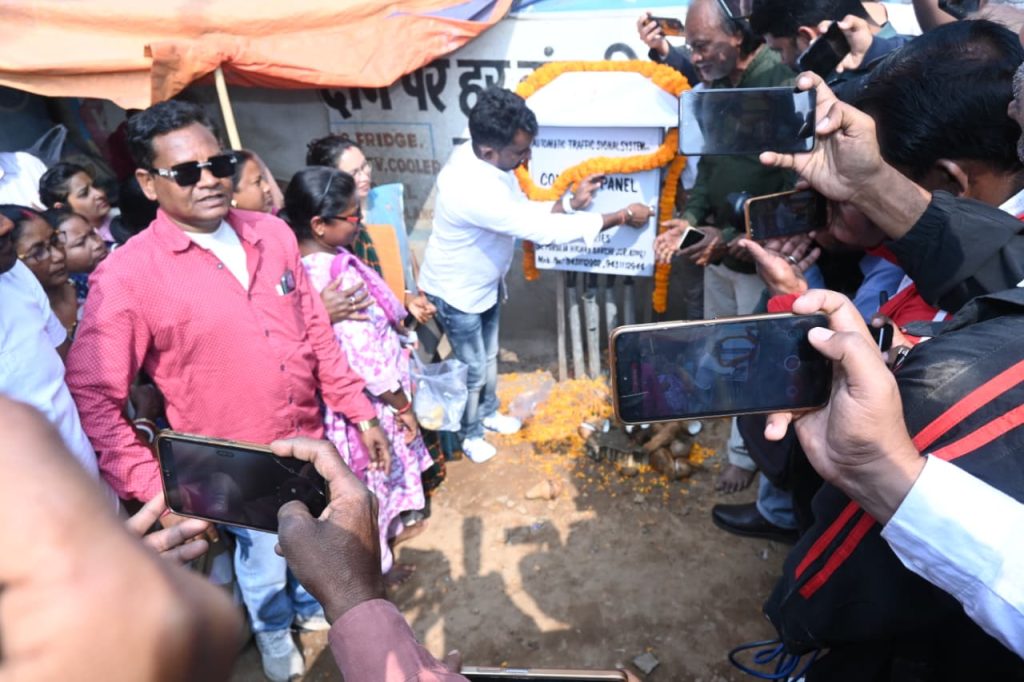 Jamshedpur News :करनडीह में पोटका विधायक संजीव सरदार ने स्विच ऑन कर किया शुरू किया ट्रैफिक सिग्नल, हज़ारो लोगो को जाम से मिलेगी बड़ी राहत