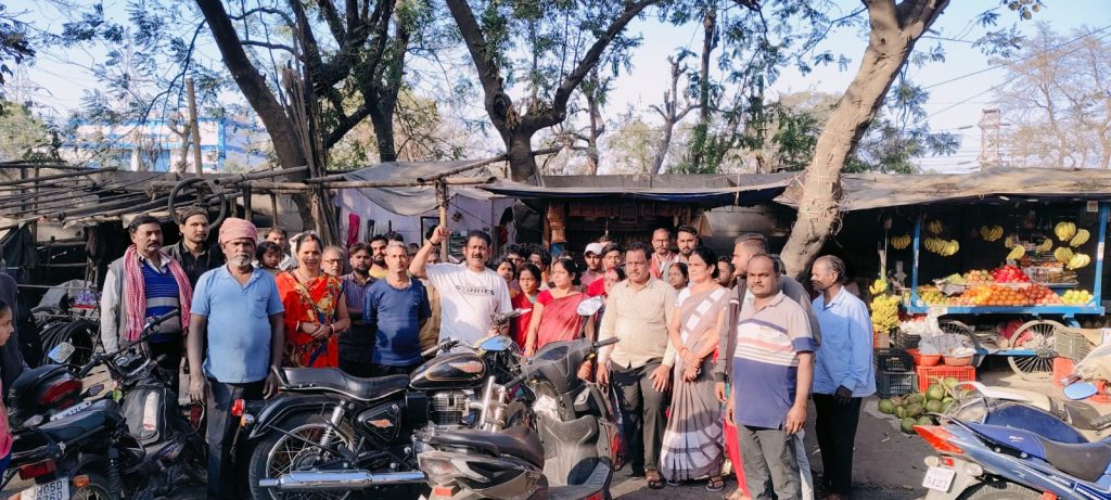 Jamshedpur News :बर्मामाइन्स जुस्को रोड पर दुकानदारों का विरोध, टाटा स्टील को बाउंड्री वॉल निर्माण स्थगित करना पड़ा