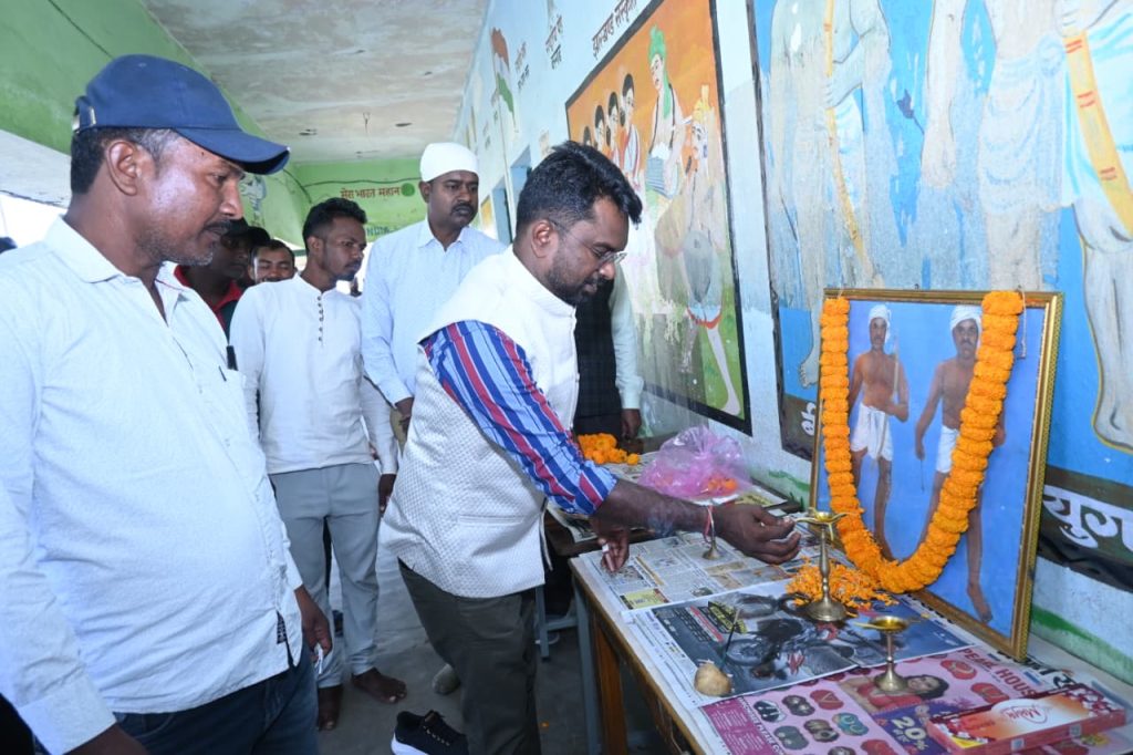 JAMSHEDPUR NEWS :शहीद धुसा–जुगल की स्मृति में 75 युवाओं ने किया रक्तदान, पोटका विधायक संजीव सरदार रहे उपस्थित