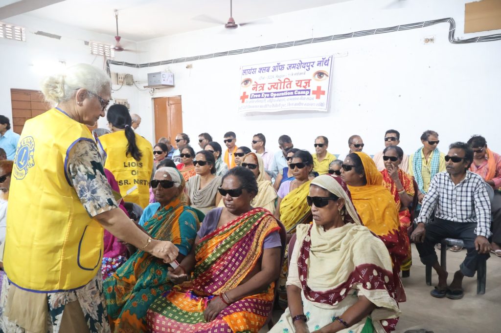 Jamshedpur news :रौशनी प्रदान कर 47 नेत्र रोगियों को रेड क्रॉस ने विदा किया