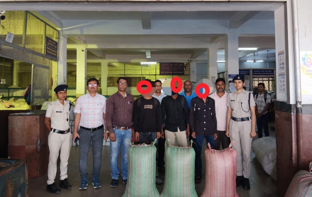 JAMSHEDPUR NEWS: टाटानगर रेलवे स्टेशन पर RPF का बड़ा प्रहार, 75 किलो गांजे के साथ 4 शातिर तस्कर गिरफ्तार