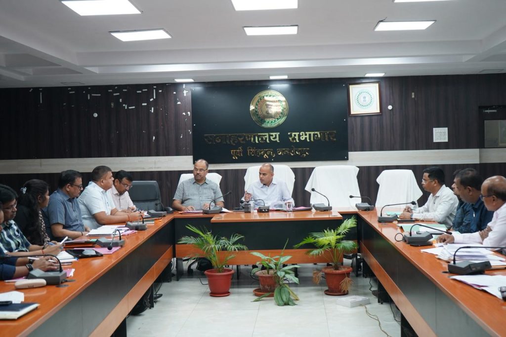 Jamshedpur News :डीसी कर्ण सत्यार्थी का सख्त निर्देश- सरकारी और लीज की जमीन से हटाएं अतिक्रमण, राजस्व वसूली का लक्ष्य करें पूरा