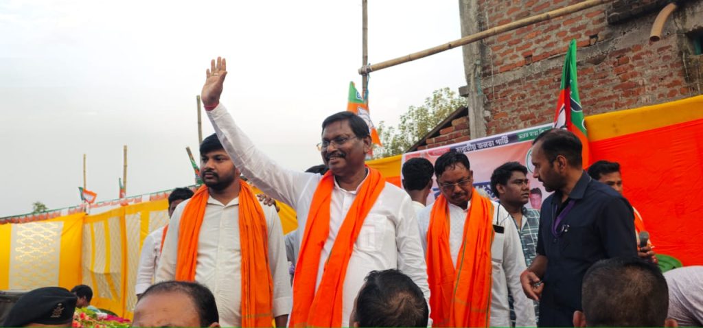 West Bengal assembly elections 2026 :पश्चिम बंगाल के बंदवान में गरजे पूर्व सीएम अर्जुन मुंडा, राज्य सरकार पर विकास रोकने का लगाया गंभीर आरोप