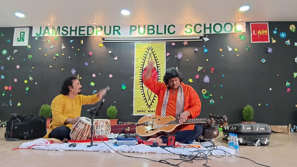 JAMSHEDPUR NEWS: जेपीएस में तंत्री सम्राट पंडित सलिल भट्ट का शानदार प्रदर्शन, राग परमेश्वरी से श्रोताओं को किया मंत्रमुग्ध भारतीय संस्कृति से नई पीढ़ी का साक्षात्कार