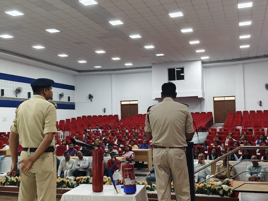 CHAIBASA NEWS: कोल्हान विश्वविद्यालय में अग्नि सुरक्षा सप्ताह के तहत मॉक ड्रिल, छात्रों ने सीखे आग से बचाव के गुर