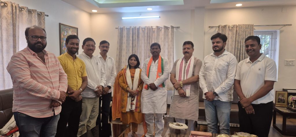 JAMSHEDPUR NEWS: भाजपा के नवनियुक्त जिला पदाधिकारियों ने वरिष्ठ नेताओं से की शिष्टाचार भेंट, लिया संगठन मजबूती का मंत्र