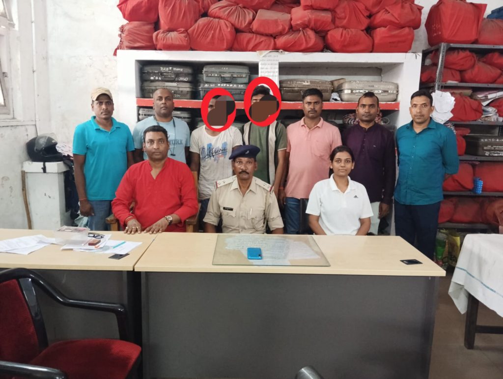JAMSHEDPUR NEWS: ऑपरेशन यात्री सुरक्षा के तहत आरपीएफ और जीआरपी को बड़ी सफलता, टाटानगर स्टेशन से दो मोबाइल चोर गिरफ्तार