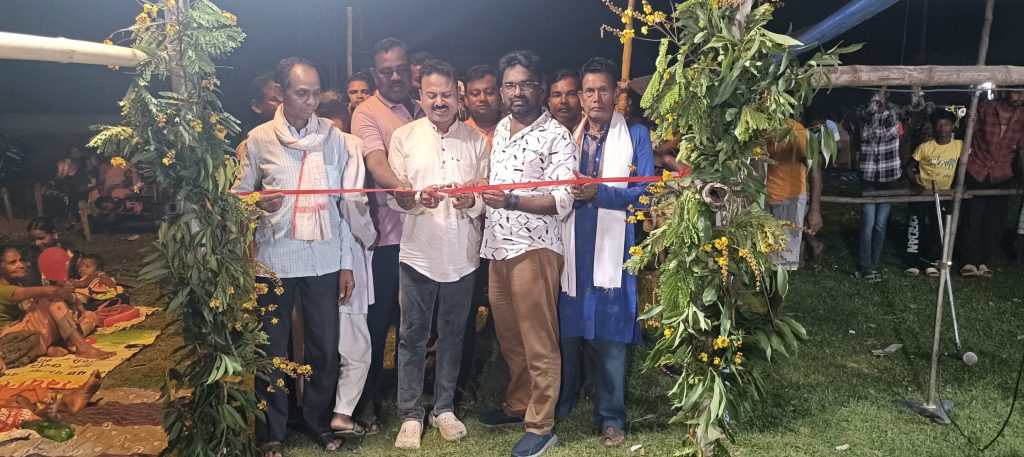 JAMSHEDPUR NEWS: पोटका के टाँगरसाई में भव्य छऊ नृत्य महोत्सव, विधायक संजीव सरदार ने किया उद्घाटन