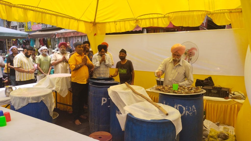 JAMSHEDPUR NEWS: जमशेदपुर में गुरु अर्जन देव जी के शहीदी दिवस पर छबील का आयोजन, राहगीरों को बांटा ठंडा शर्बत