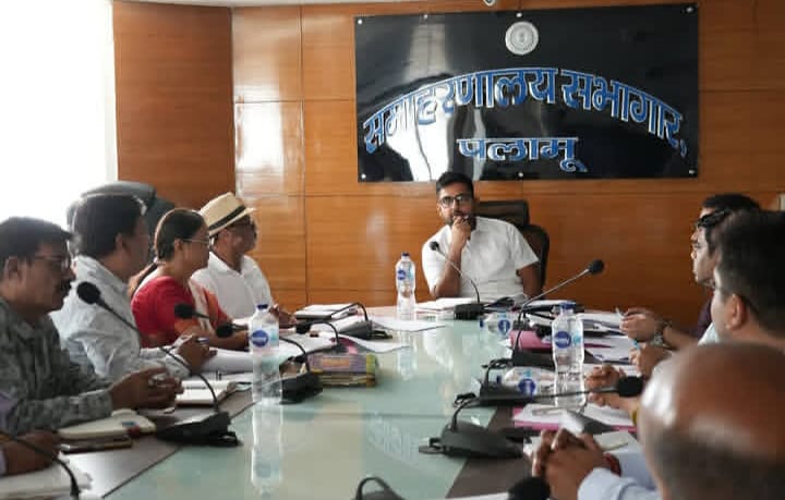 PALAMU NEWS: पलामू में शिक्षा व्यवस्था सुधारने पर जोर, DC ने अधिकारियों को दिए कड़े निर्देश
