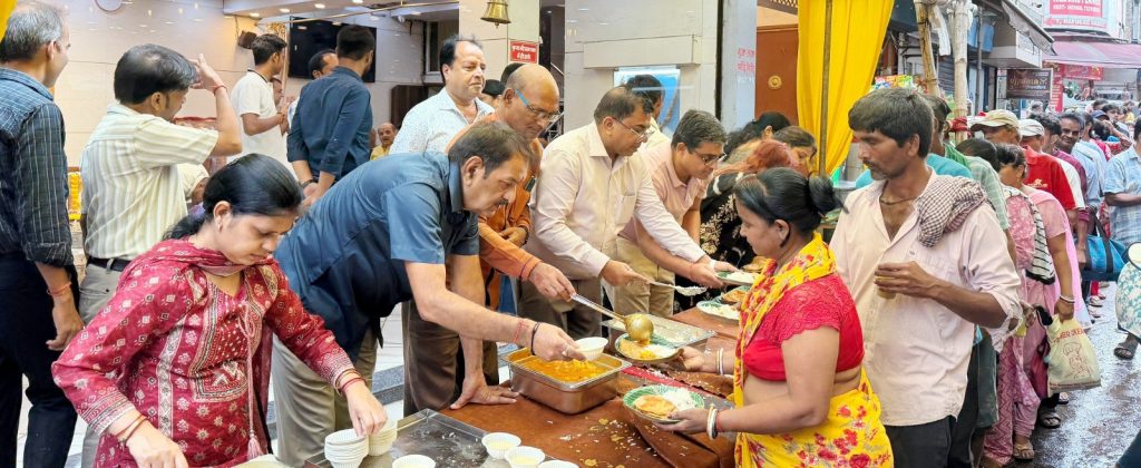 JAMSHEDPUR NEWS: मारवाड़ी समाज ने साकची शिव मंदिर के पास 2500 लोगों के बीच बांटा भोजन, विनोद अग्रवाल को किया याद