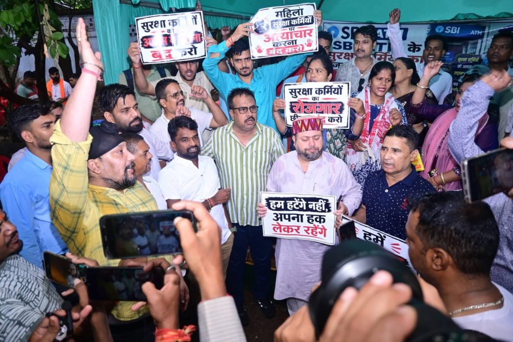 JAMSHEDPUR NEWS: आंधी-बारिश में भी डटे रहे SBI सुरक्षाकर्मी, सेवामुक्ति के विरोध में डीसी ऑफिस पर धरना, झामुमो-कांग्रेस का मिला साथ