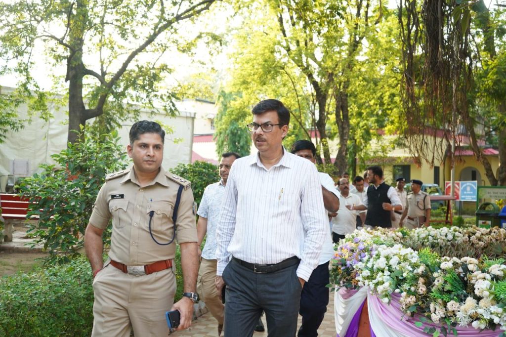 JAMSHEDPUR NEWS: राज्यपाल संतोष कुमार गंगवार के आगमन को लेकर उपायुक्त राजीव रंजन ने की तैयारियों की समीक्षा