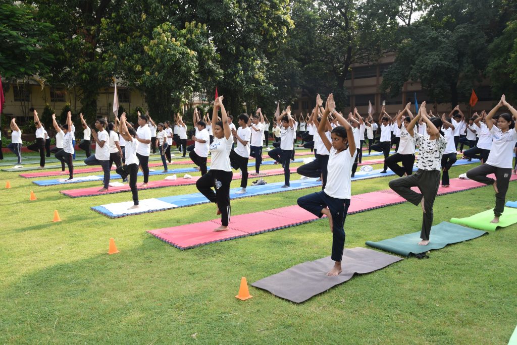 JAMSHEDPUR NEWS: डीएवी पब्लिक स्कूल बिस्टुपुर में ‘स्वस्थ वृद्धावस्था के लिए योग’ की थीम पर मना 12वां अंतरराष्ट्रीय योग दिवस