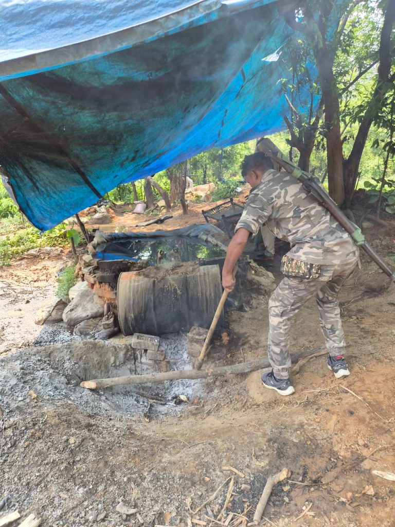 Seraikela Kharsawan News :नीमडीह में उत्पाद विभाग की बड़ी कार्रवाई, दो अवैध शराब भट्टियां ध्वस्त