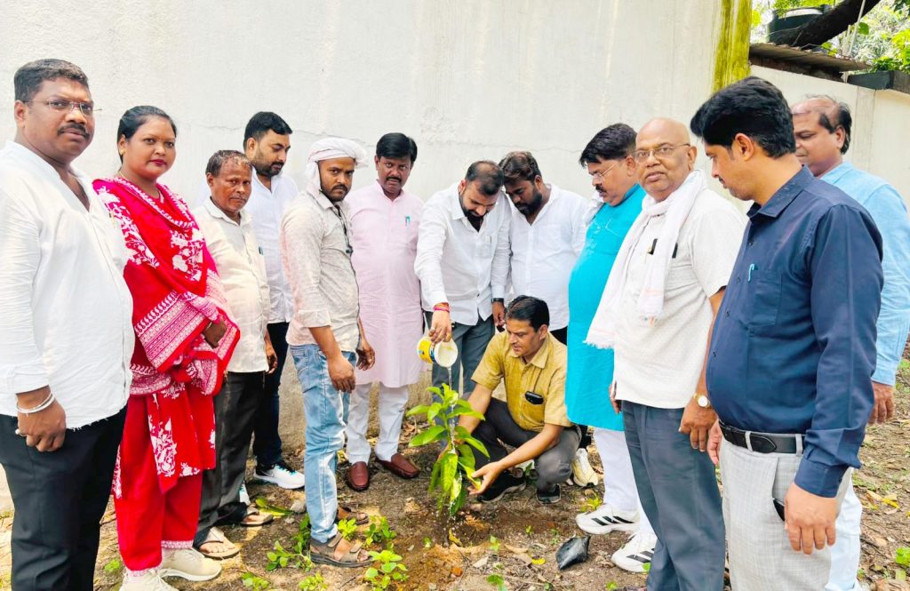 JAMSHEDPUR NEWS: विश्व पर्यावरण दिवस पर भाजपा ओबीसी मोर्चा ने चलाया ‘एक पेड़ माँ के नाम’ अभियान, साकची में किया पौधारोपण