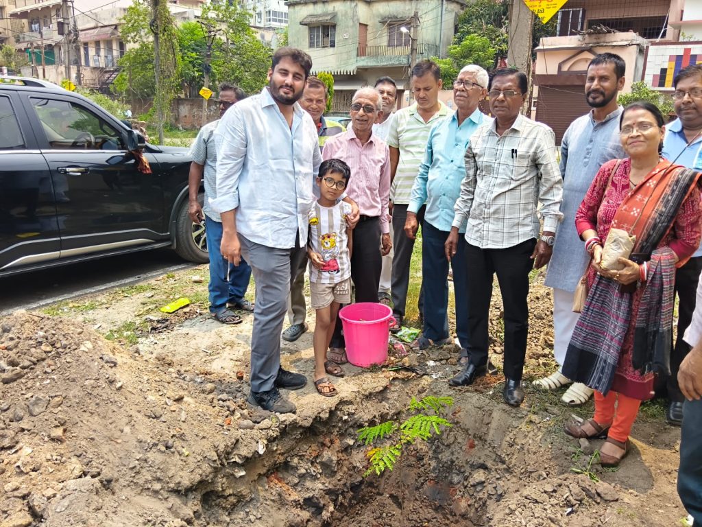 JAMSHEDPUR NEWS: विश्व पर्यावरण दिवस पर भारत संस्कार ट्रस्ट ने किया पौधारोपण, उपमेयर अंकुर सिंह ने दिया पौधों के संरक्षण का संदेश