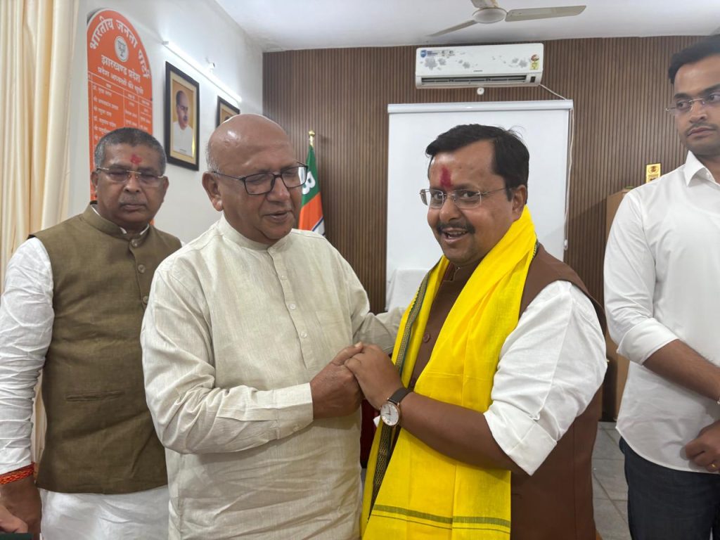 JAMSHEDPUR NEWS: नितिन नवीन से मिले जमशेदपुर पश्चिम के विधायक सरयू राय, पुरानी यादें ताजा कर भावुक हुए भाजपा अध्यक्ष