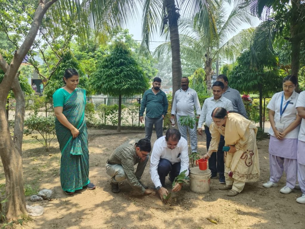 JAMSHEDPUR NEWS: विश्व पर्यावरण दिवस पर सदर अस्पताल और आयुष कार्यालय में सिविल सर्जन डॉ. साहिर पाल के नेतृत्व में हुआ महा-पौधारोपण