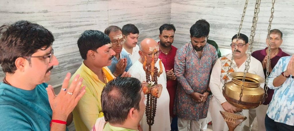 JAMSHEDPUR NEWS: लक्ष्मीनारायण मंदिर में सहस्त्र घट जलाभिषेक, सरयू राय सहित जुटे सैकड़ों श्रद्धालु