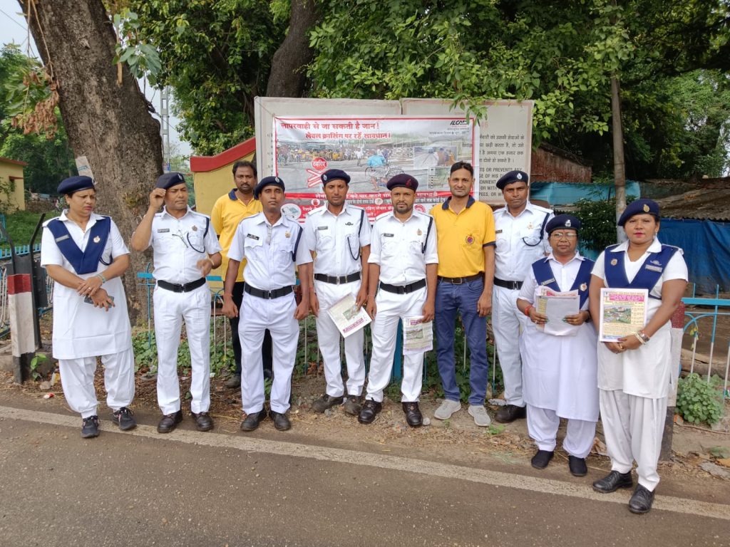 JAMSHEDPUR NEWS :NEWS: रेलवे क्रॉसिंग पर शॉर्टकट पड़ सकता है भारी, सिविल डिफेंस टीम ने नुक्कड़ नाटक से किया जागरूक,अंतर्राष्ट्रीय लेवल क्रॉसिंग जागरूकता दिवस पर खास पहल