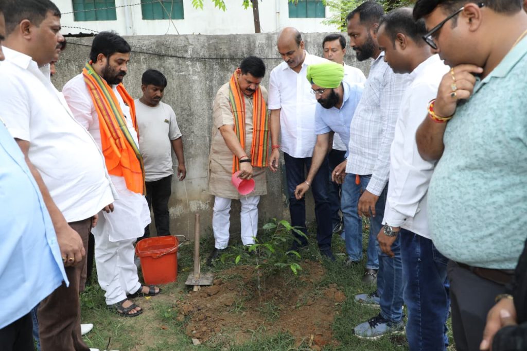 JAMSHEDPUR NEWS: केंद्रीय राज्य मंत्री सतीश चंद्र दुबे का जमशेदपुर दौरा, बर्मामाइंस में किया वृक्षारोपण और संगठन पर हुई चर्चा