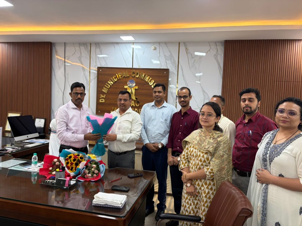JAMSHEDPUR NEWS: जमशेदपुर अधिसूचित क्षेत्र समिति को मिला पहला नगर आयुक्त, योगेन्द्र प्रसाद ने संभाला कार्यभार