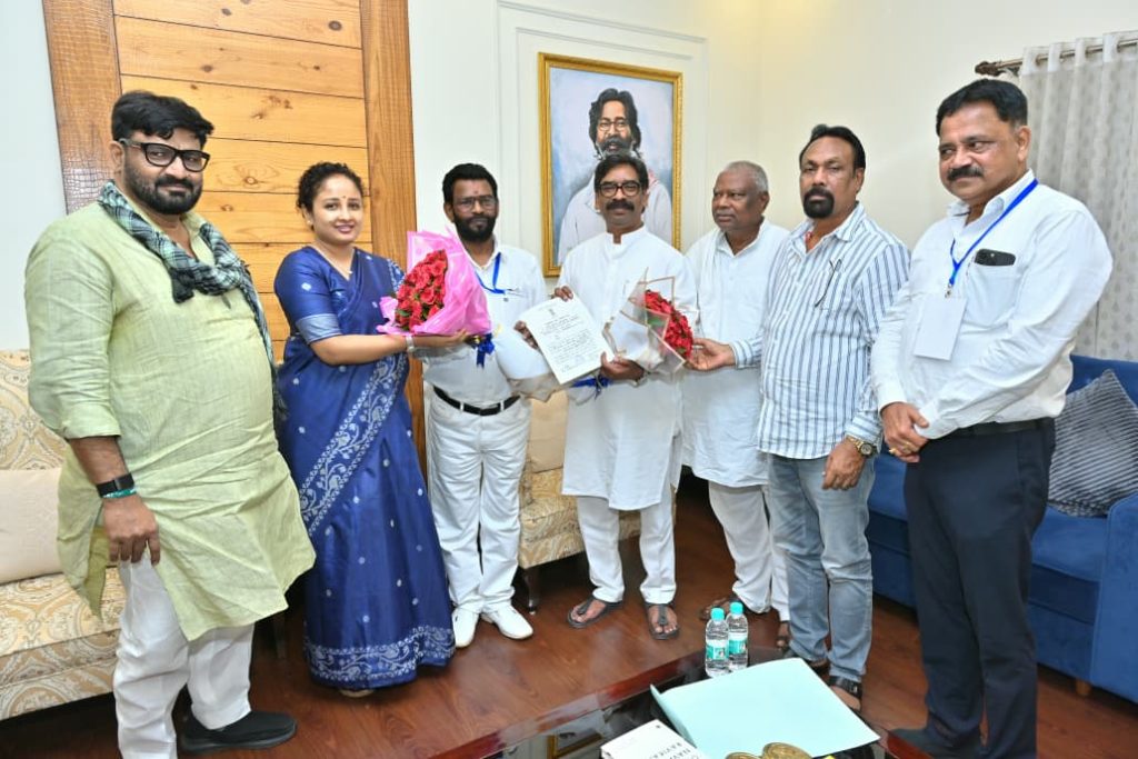 RANCHI NEWS: झारखंड के नव निर्वाचित राज्यसभा सांसद बैद्यनाथ राम ने मुख्यमंत्री हेमन्त सोरेन से की शिष्टाचार मुलाकात