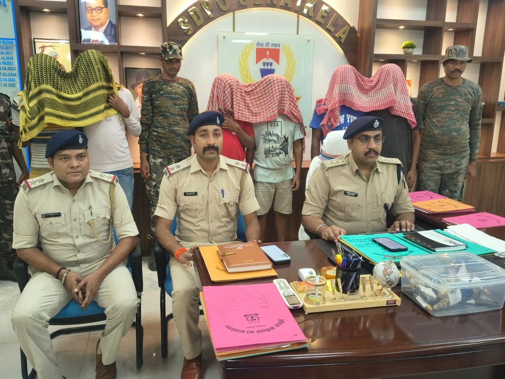 SARAIKELA NEWS: खरसावां के बंद अभिजीत प्लांट में गैस कटर से लोहा काटते 6 शातिर चोर गिरफ्तार, भारी मात्रा में उपकरण जब्त