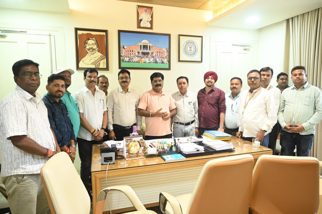 JAMSHEDPUR NEWS: ऑल इंडिया स्मॉल एंड मिडियम जर्नलिस्ट वेलफेयर एसोसिएशन ने मंत्री योगेंद्र प्रसाद को सौंपा मांग पत्र, पत्रकार सुरक्षा और कल्याण पर हुई चर्चा
