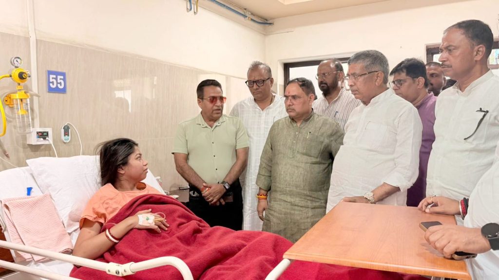 JAMSHEDPUR NEWS: टीएमएच अस्पताल में भर्ती विधायक पूर्णिमा साहू का हाल जानने पहुंचे आदित्य साहू, सेहत में हो रहा सुधार