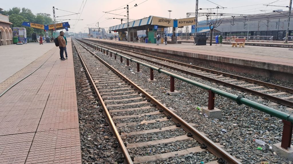 आदित्यपुर रेलवे स्टेशन, यार्ड या ट्रेनों की पटरियों की एक हाई-क्वालिटी