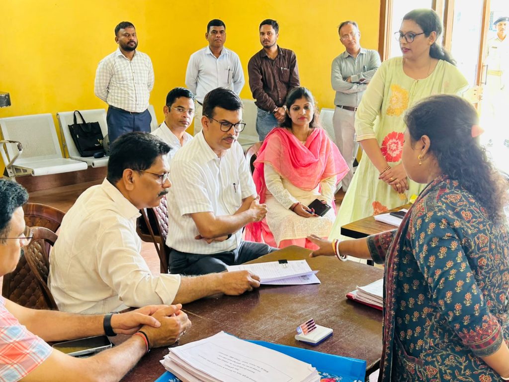 JAMSHEDPUR NEWS: मतदाता सूची विशेष गहन पुनरीक्षण 2026 के तहत कोल्हान आयुक्त और उपायुक्त ने किया मतदान केंद्रों का औचक निरीक्षण