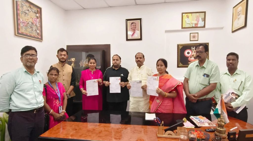 JAMSHEDPUR NEWS: पूर्व मुख्यमंत्री रघुवर दास ने परिवार सहित भरा SIR गणना प्रपत्र, नागरिकों से की मतदाता सूची शुद्ध करने की अपील