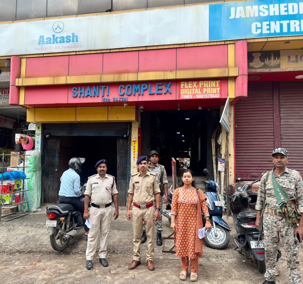 JAMSHEDPUR NEWS: जमशेदपुर में जिला प्रशासन की बड़ी कार्रवाई, छह टीमों ने विभिन्न प्रतिष्ठानों में की अग्नि सुरक्षा मानकों की औचक जांच