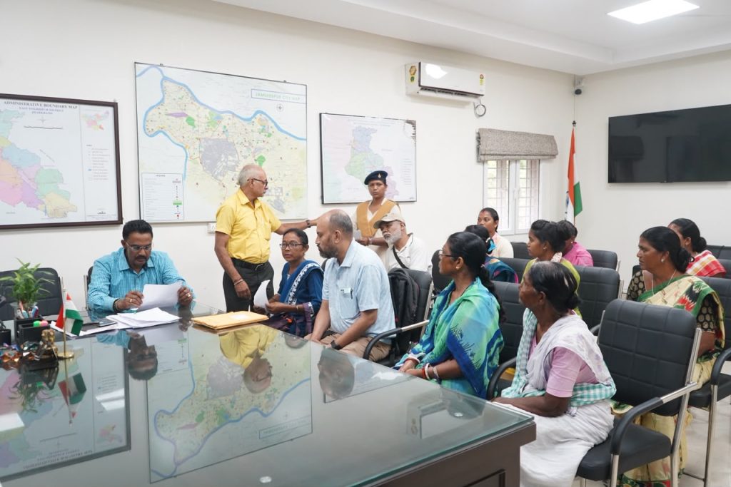 JAMSHEDPUR NEWS: जन शिकायत निवारण दिवस में उप विकास आयुक्त ने सुनीं समस्याएं, त्वरित निष्पादन के निर्देश