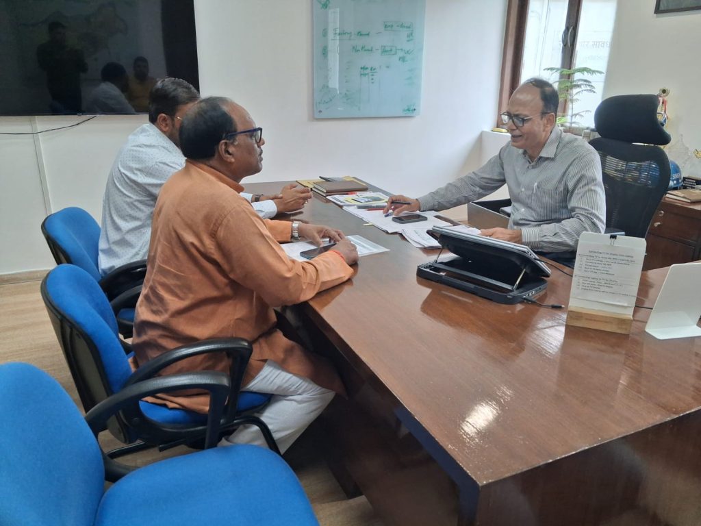 JAMSHEDPUR NEWS : गोलमुरी में लगातार हो रहे सड़क हादसों पर जेडीयू सख्त, जुस्को महाप्रबंधक को सौंपा ज्ञापन
