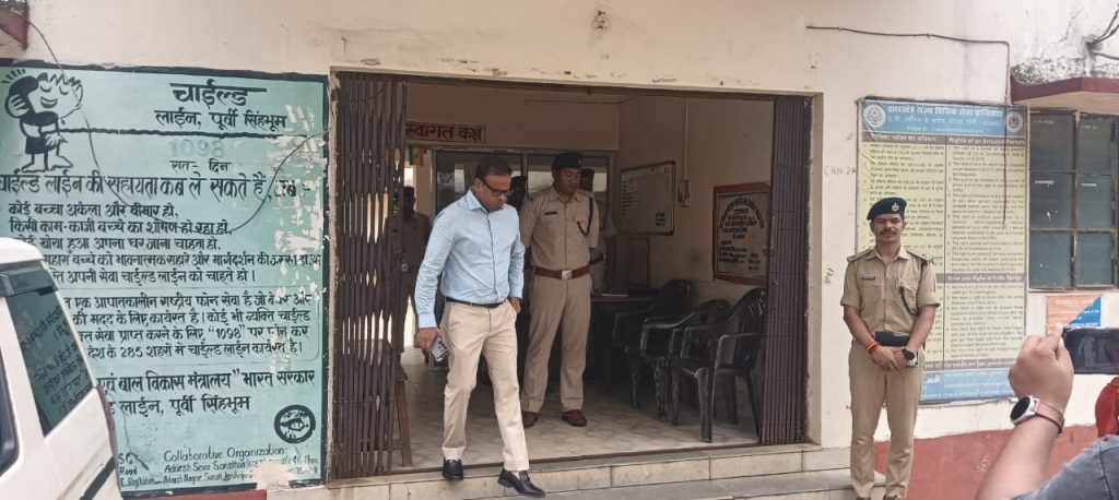 Jamshedpur News :एसएसपी का गालूडीह और घाटशिला थानों का औचक निरीक्षण, अवैध धंधों पर सख्त कार्रवाई के निर्देश