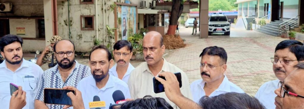 JAMSHEDPUR NEWS: जमशेदपुर में बेखौफ अपराधी, भाजपा कार्यकर्ताओं पर फर्जी केस के खिलाफ सांसद विद्युत वरण महतो ने एसएसपी को सौंपा ज्ञापन