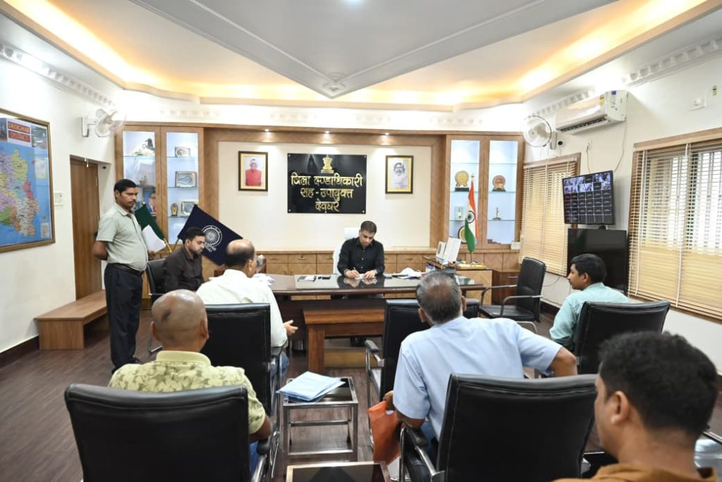 DEOGHAR NEWS: उपायुक्त सौरभ कुमार भुवानिया ने जनता दरबार में सुनीं जन-समस्याएं, ऑन-स्पॉट हुआ निपटारा