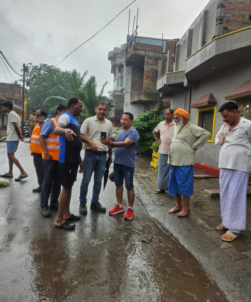 JAMSHEDPUR NEWS: हल्की बारिश में जलमग्न हुई ईस्ट प्लांट बस्ती, कुलवंत सिंह बंटी ने लिया जायजा