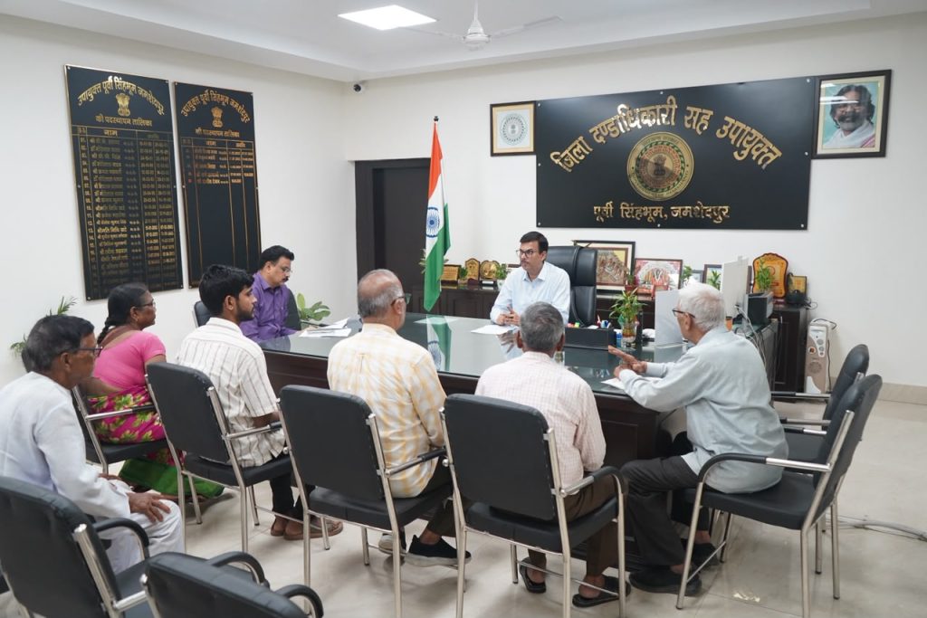 JAMSHEDPUR NEWS: उपायुक्त राजीव रंजन ने जन शिकायत निवारण दिवस में सुनीं समस्याएं, ऑन द स्पॉट निपटाए कई मामले