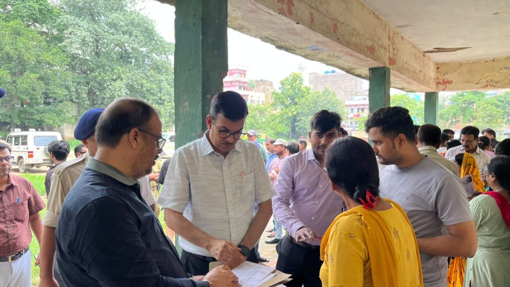 JAMSHEDPUR NEWS: विशेष गहन पुनरीक्षण 2026 के तहत उपायुक्त और अपर मुख्य निर्वाचन पदाधिकारी ने किया मतदान केंद्रों का औचक निरीक्षण
