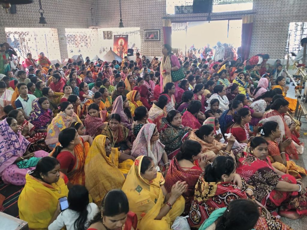 JAMSHEDPUR NEWS: कदमा रंकिणी मंदिर में उमड़ा आस्था का जनसैलाब, हजारों महिलाओं ने की विपतारणी देवी की पूजा