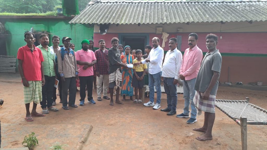 Jamshedpur News :पोटका के मलेरिया प्रभावित गांवों में पहुंचा विधायक प्रतिनिधिमंडल, पीड़ित परिवारों को दी आर्थिक मदद