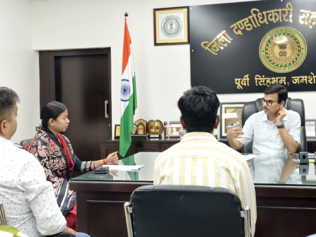 JAMSHEDPUR NEWS: भुइयांडीह अतिक्रमण मामले में पूर्णिमा साहू ने डीसी से की मुलाकात, विस्थापन से पहले पुनर्वास की मांग