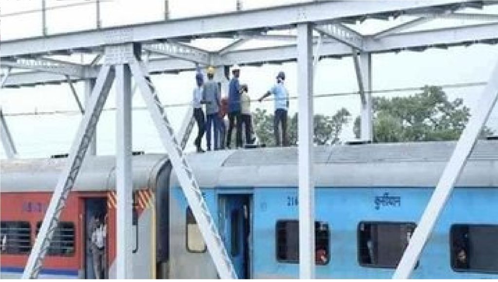 JAMSHEDPUR NEWS: गालूडीह में ओएचई तार टूटने से स्टील एक्सप्रेस बाधित, आधे घंटे बाद परिचालन सामान्य वायरल फोटो