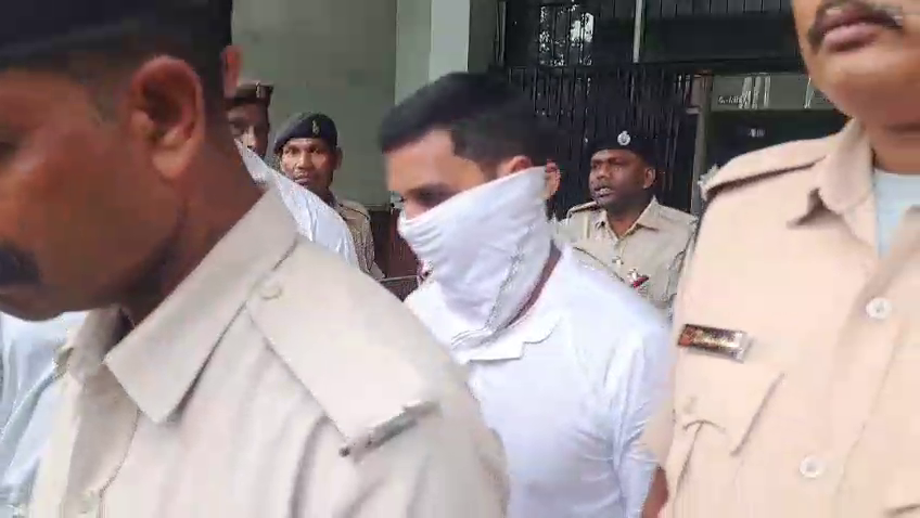 JAMSHEDPUR NEWS : हिमांशु हत्याकांड का मुख्य आरोपी विश्वनाथ मंडल कोर्ट में सरेंडर, 2 लाख का था इनाम