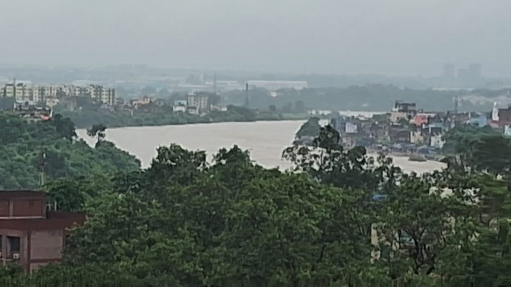 Jamshedpur Flood Alert: खतरे के निशान से 5 मीटर ऊपर बह रही खरकई नदी, स्वर्णरेखा भी उफान पर! प्रशासन ने जारी किया हाई अलर्ट Subernarekha and Kharkai rivers flowing above danger mark in Jamshedpur administration issues high alert for flood