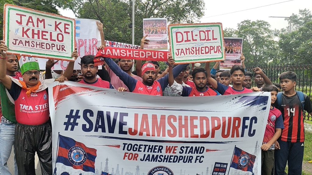 JAMSHEDPUR NEWS:टाटा स्टील के जमशेदपुर एफसी (JFC) बंद करने के फैसले के खिलाफ सड़कों पर उतरे फैंस, उग्र आंदोलन की चेतावनी